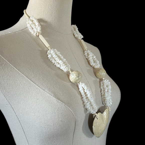Beautiful Statement Mother of Pearl and Shell Inlay Heart Pendant Necklace - Picture 2 of 6